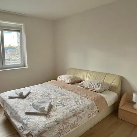 Emona Apartament *